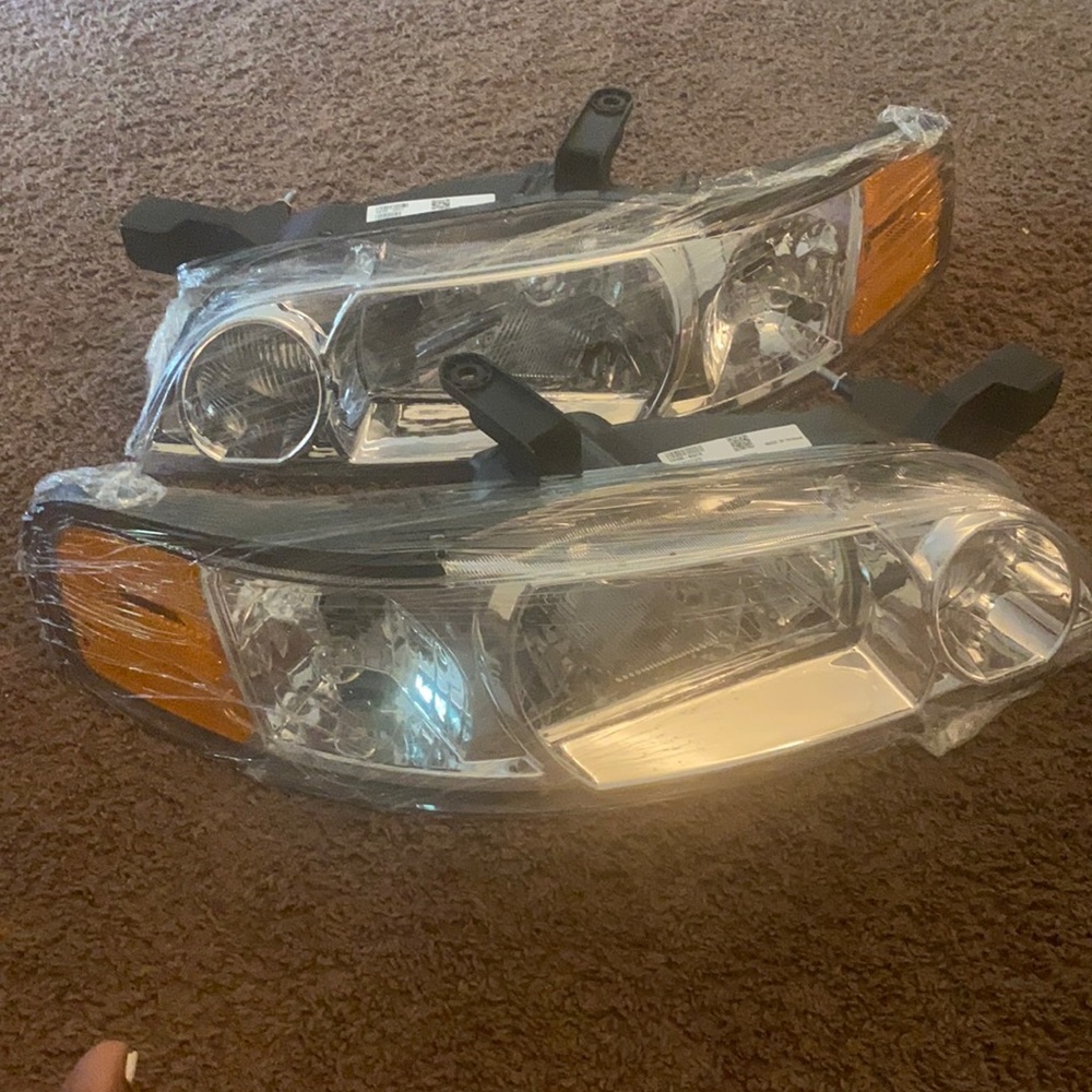 Headlights for a nissan altima 2000-2001
